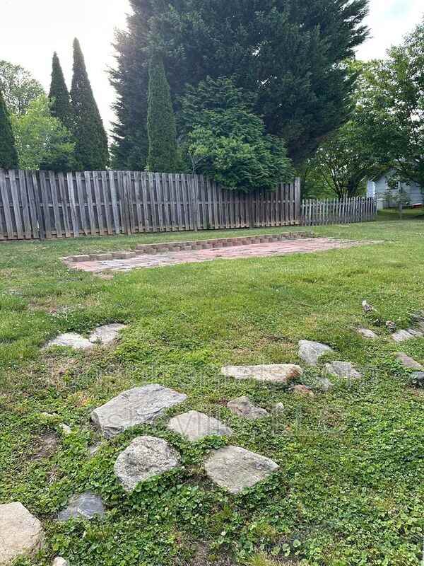 1809 Windsor Dr - Photo 4 of 17