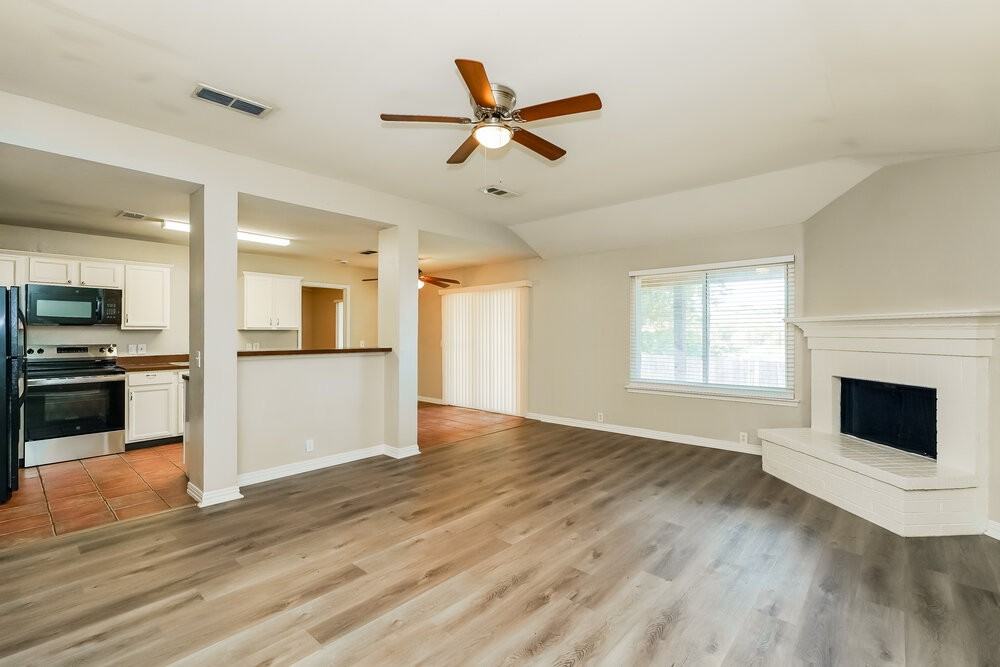 1001 Springcreek Dr - Photo 4 of 16