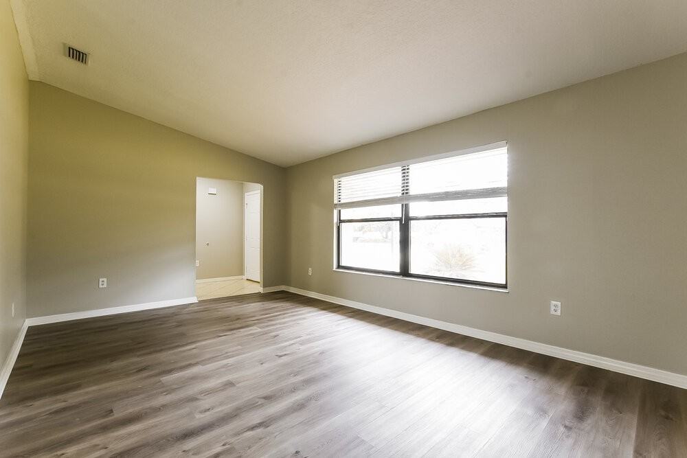 336 Shorewood Dr - Photo 3 of 16