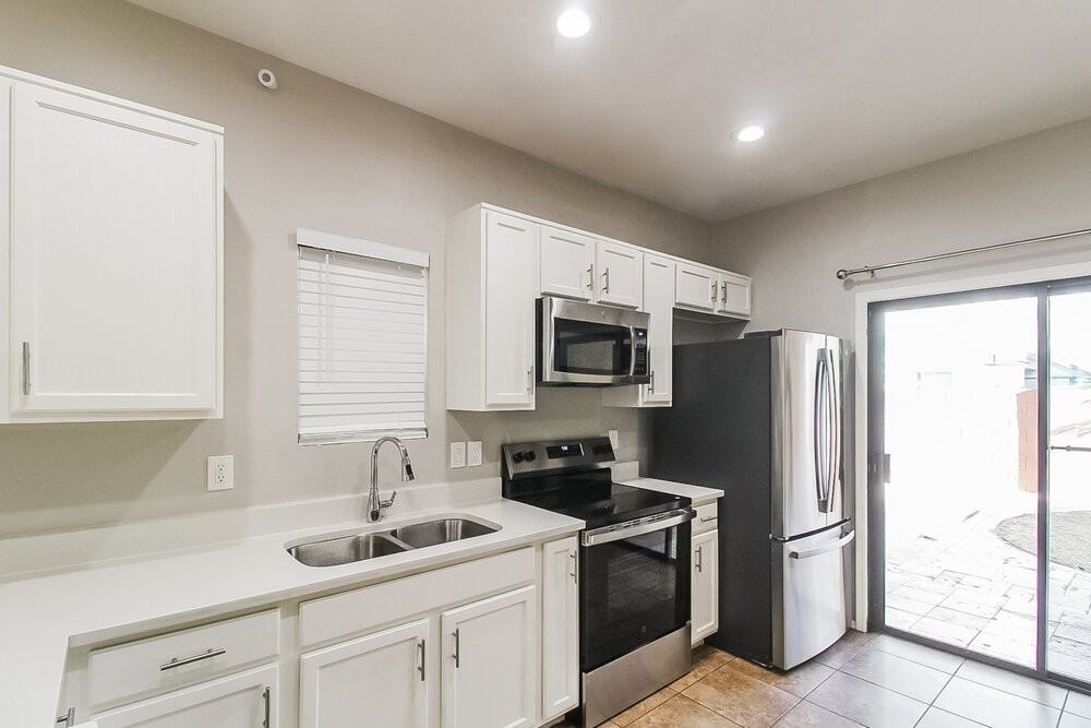 10317 W Monterosa Ave - Photo 6 of 17