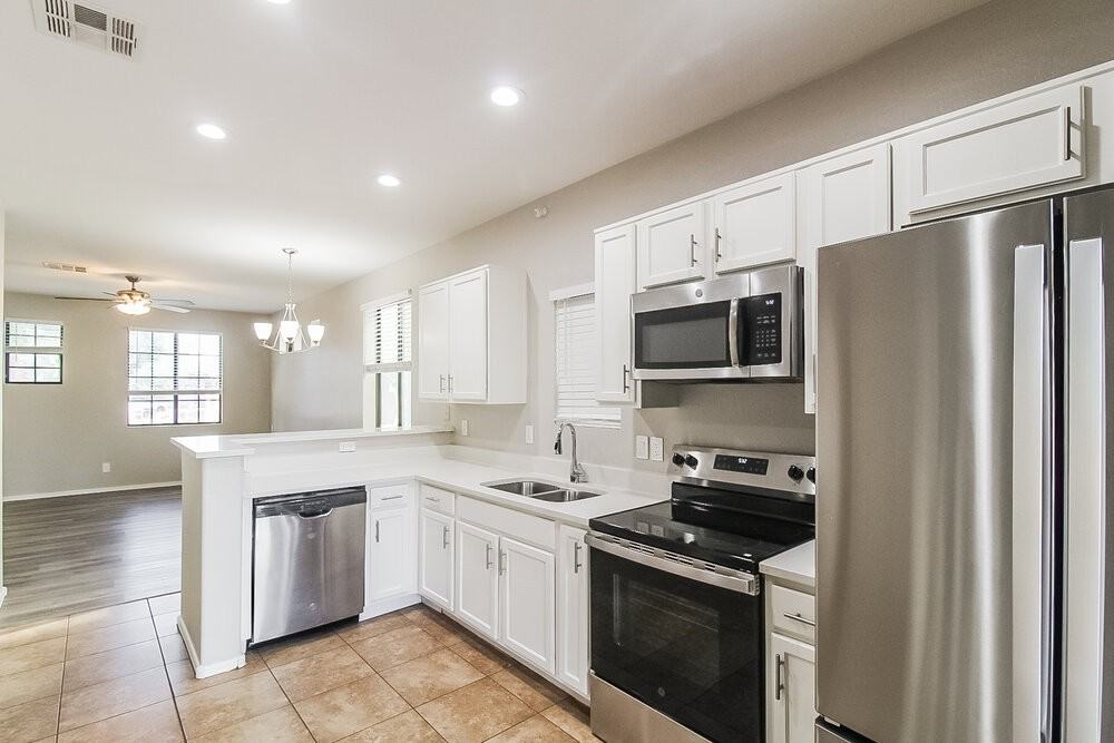 10317 W Monterosa Ave - Photo 7 of 17