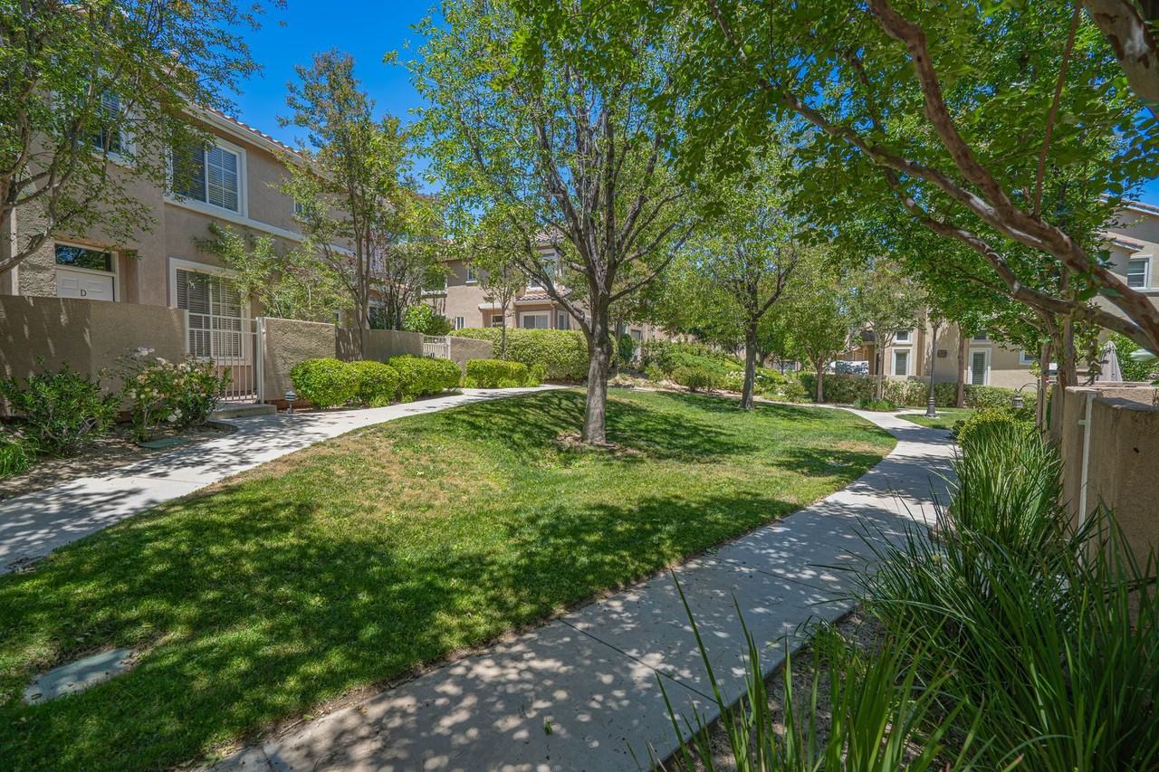 25712 Holiday Cir #D - Photo 3 of 25