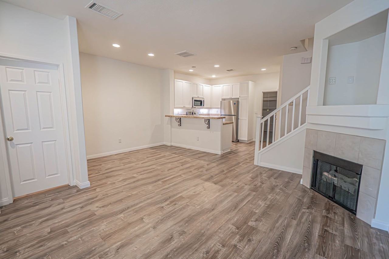 25712 Holiday Cir #D - Photo 4 of 25