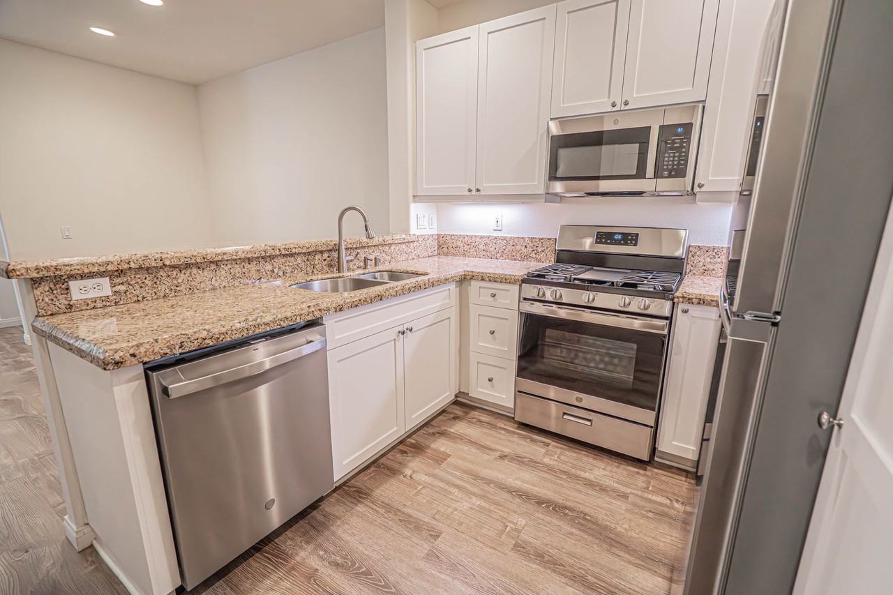 25712 Holiday Cir #D - Photo 6 of 25