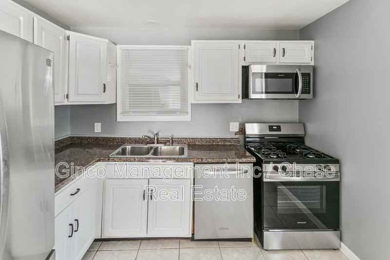 17561 Hillside Ave - Photo 3 of 10