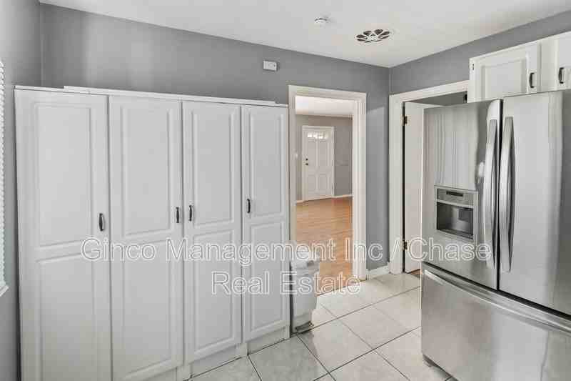 17561 Hillside Ave - Photo 4 of 10