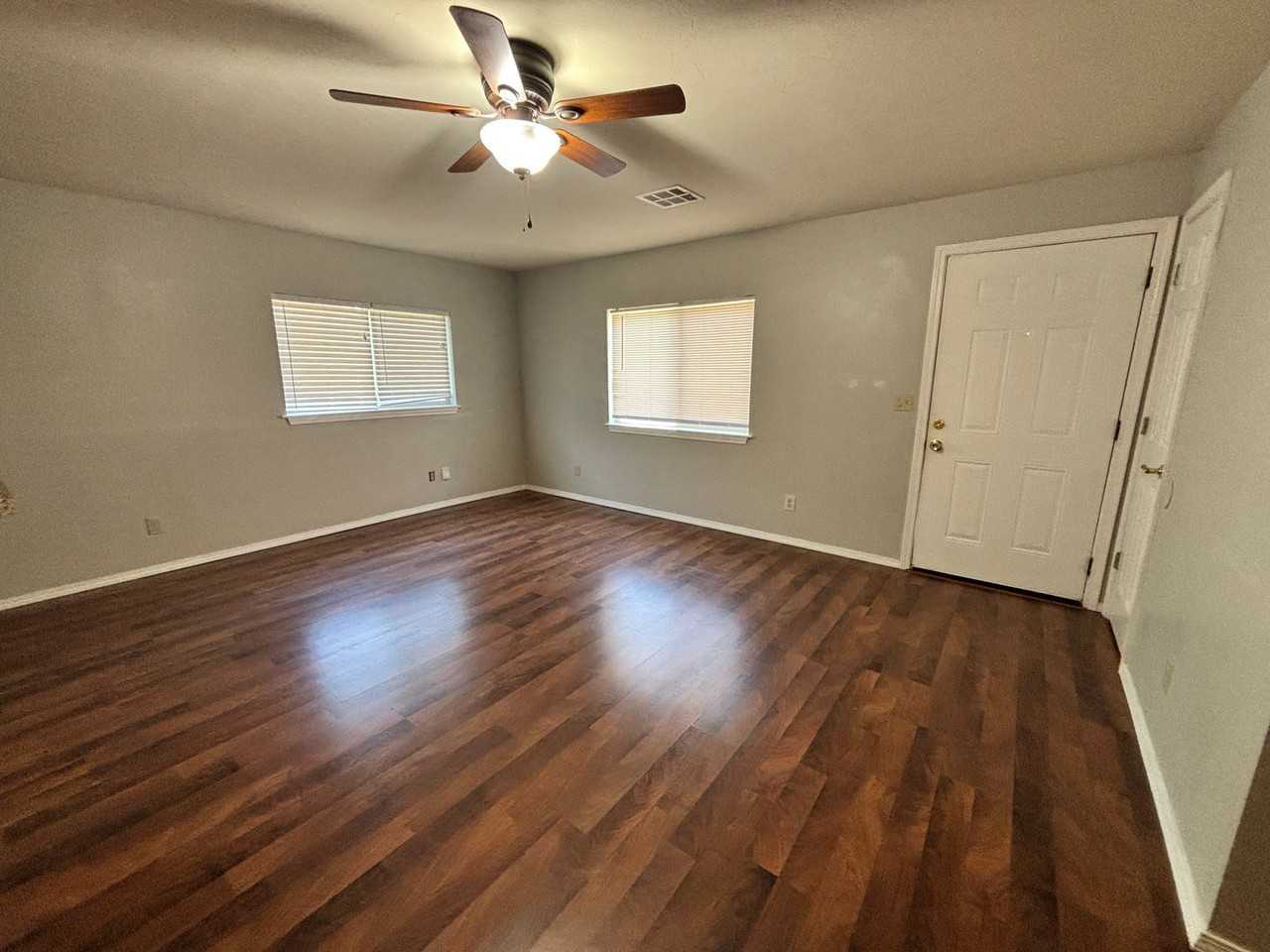 105 W Hurd St - Photo 2 of 14