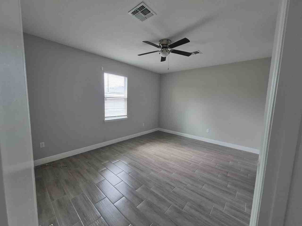 642 Desmoines Ct - Photo 5 of 8