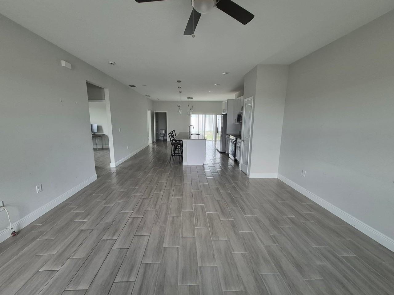 642 Desmoines Ct - Photo 3 of 8