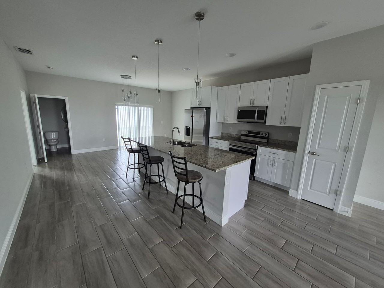642 Desmoines Ct - Photo 2 of 8