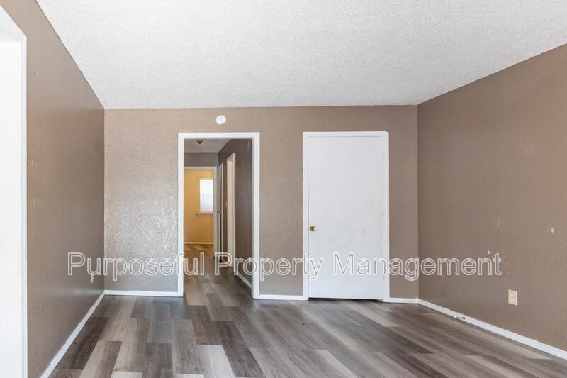 109 Se 42nd St - Photo 3 of 15