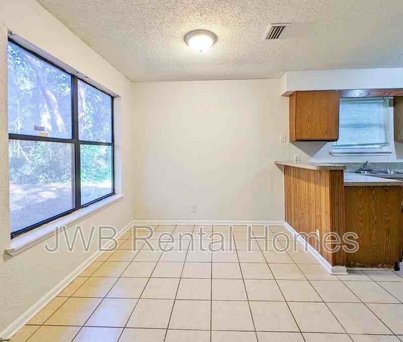 4442 Georgetown Dr - Photo 4 of 12