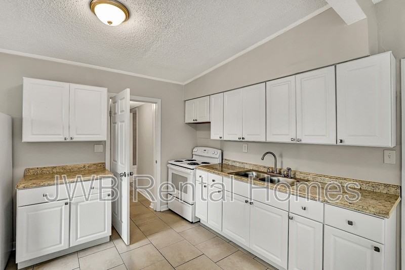 915 Wayne St - Photo 2 of 20