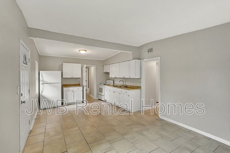 915 Wayne St - Photo 4 of 20