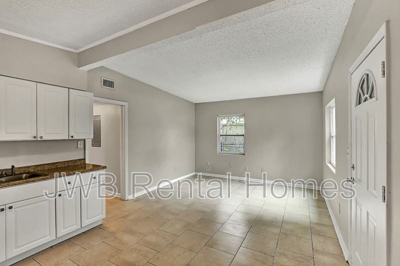 915 Wayne St - Photo 5 of 20