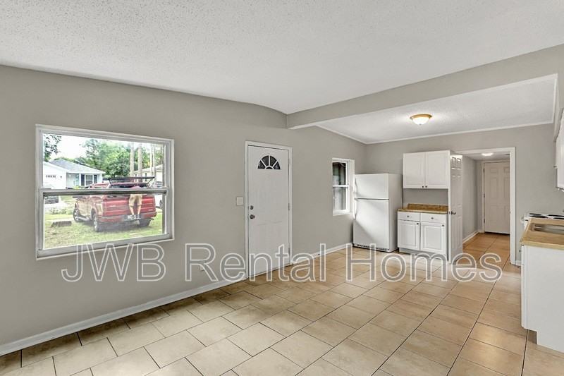 915 Wayne St - Photo 6 of 20