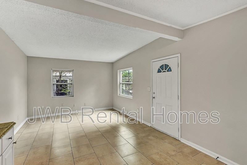 915 Wayne St - Photo 7 of 20
