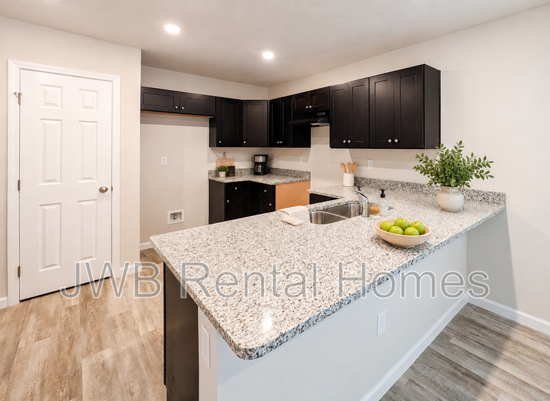 1213 Moat St - Photo 3 of 12