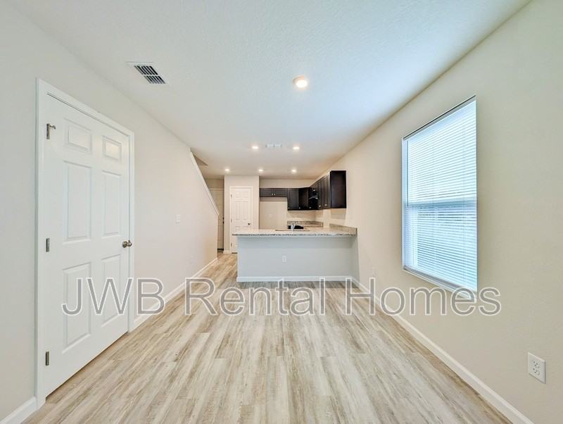 1213 Moat St - Photo 4 of 12