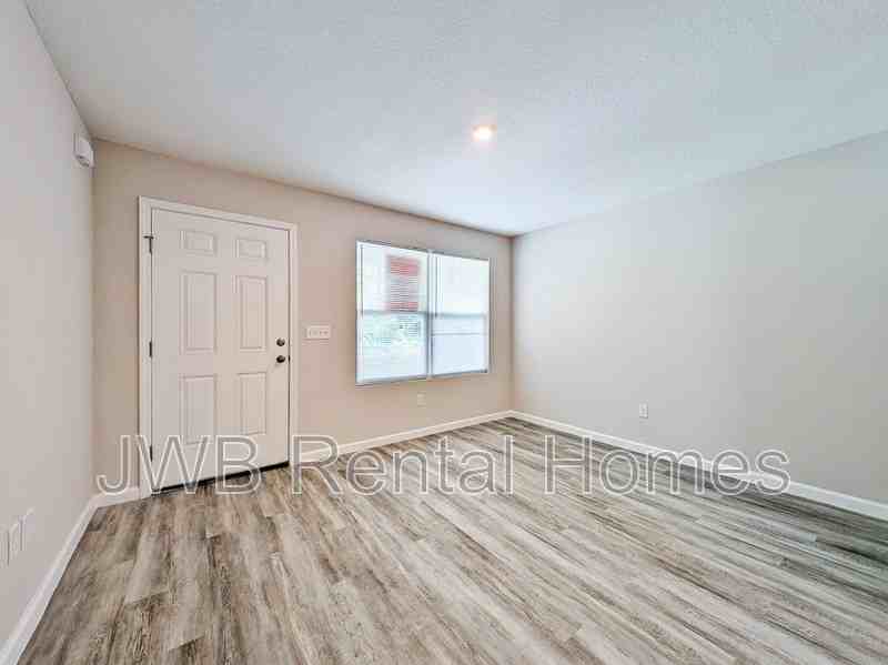 1213 Moat St - Photo 6 of 12
