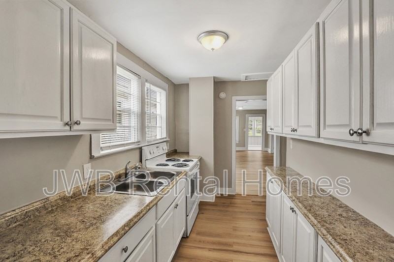 7124 Lorain St - Photo 4 of 22
