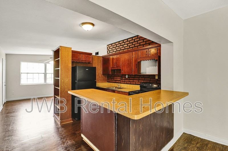 10524 Briarcliff Rd S - Photo 2 of 10