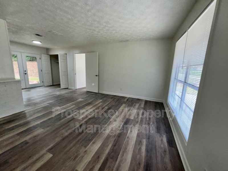 920 Rosewood Dr - Photo 3 of 26