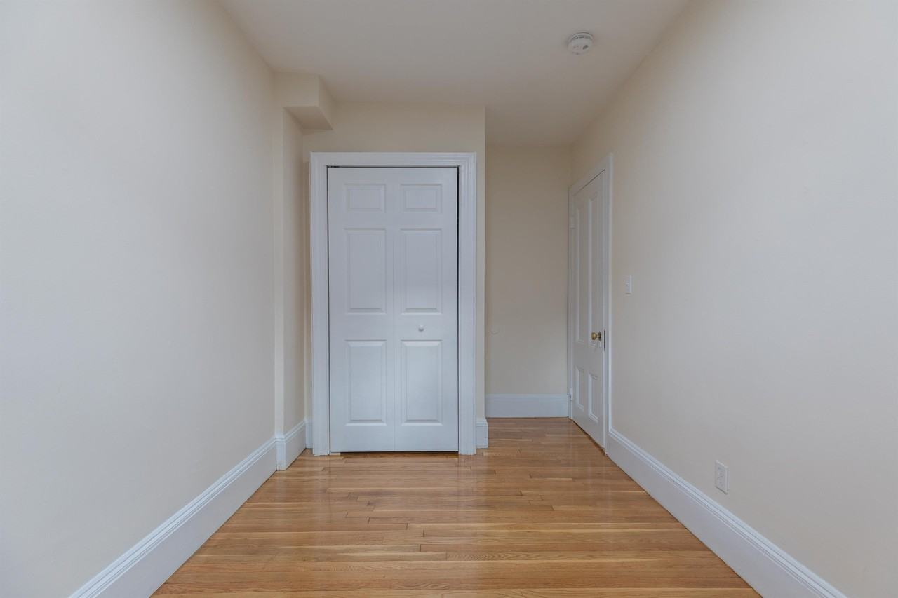 10-22 Yarmouth Street - Photo 4 of 10