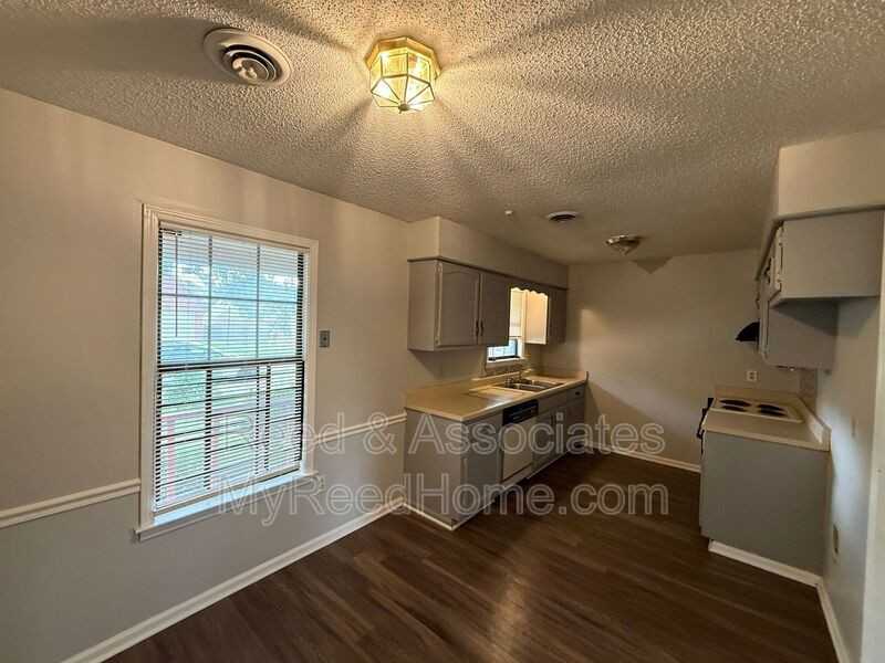 4811 Barkshire Dr - Photo 4 of 13