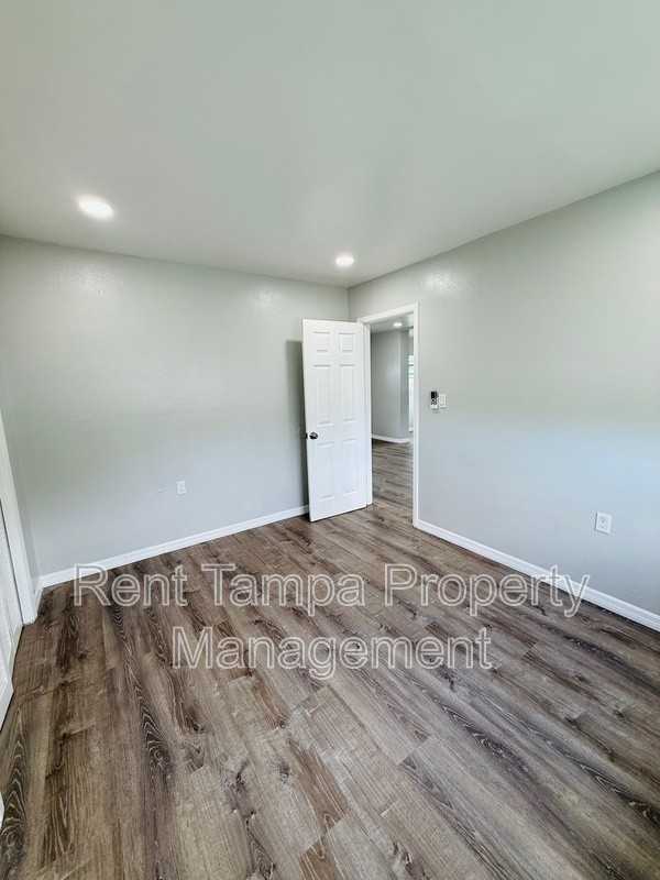 1146 Neptune Dr - Photo 5 of 22