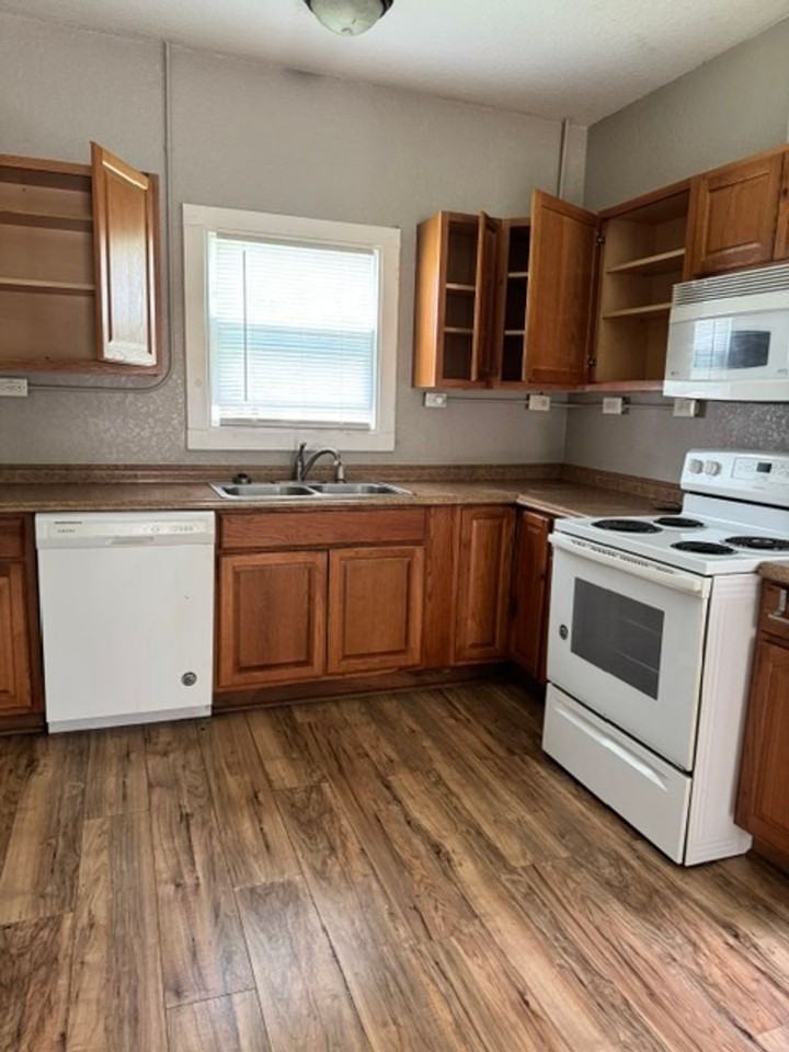 2504 Avenue H - Photo 6 of 11