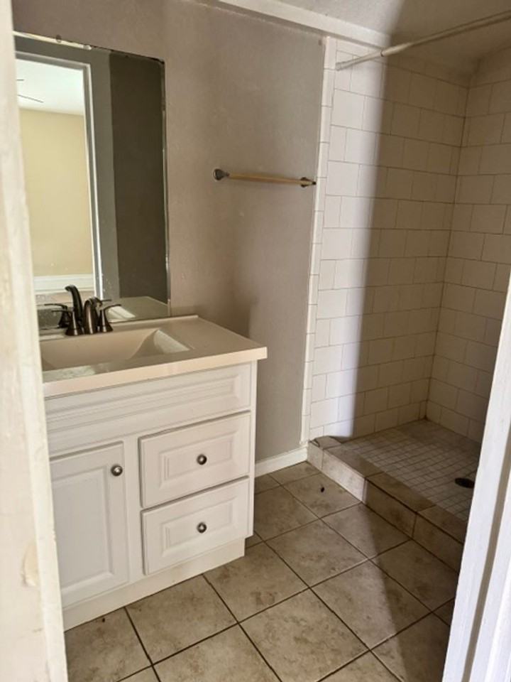 2504 Avenue H - Photo 7 of 11