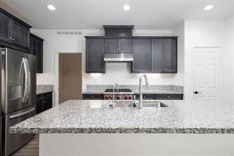 1018 Crestline Rd - Photo 4 of 23