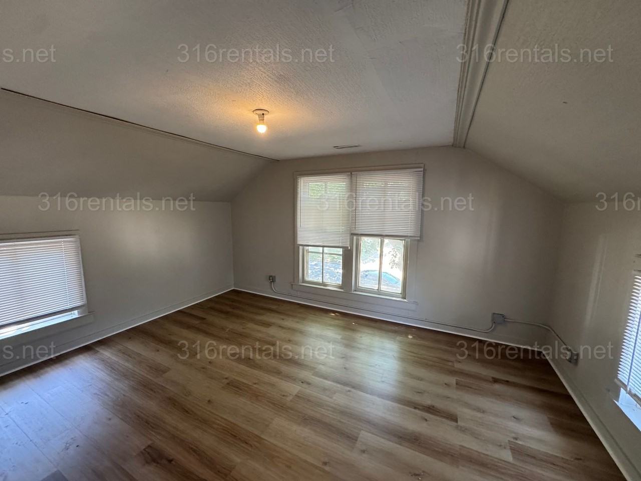 504 E 10th St - Photo 3 of 11