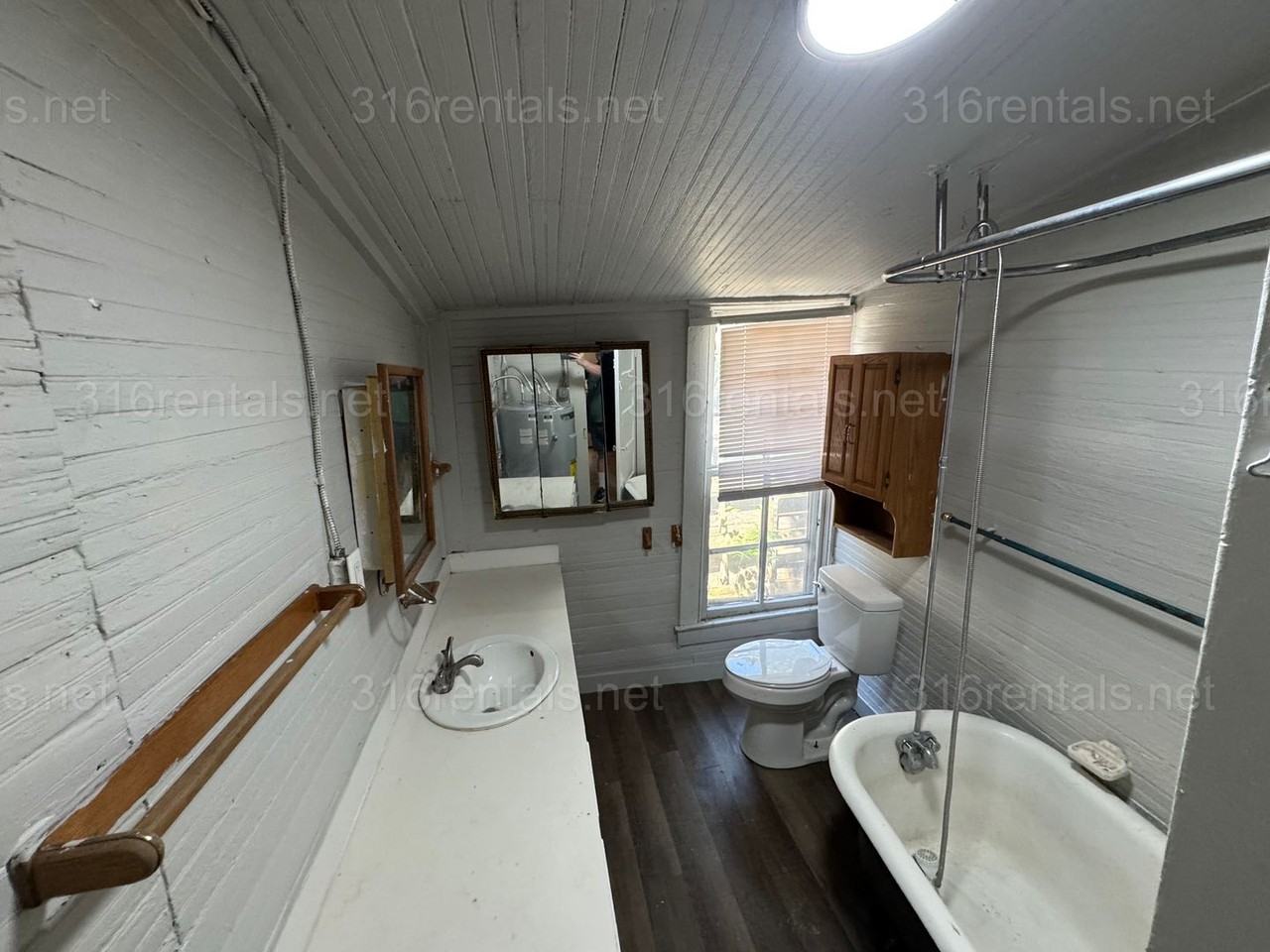 504 E 10th St - Photo 7 of 11