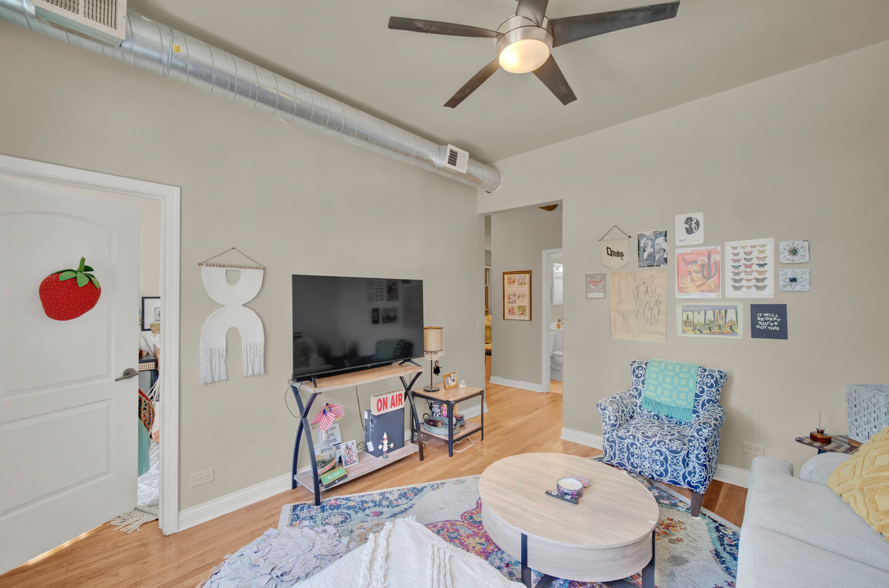 2548 Burling Apartments - Photo 3 of 37