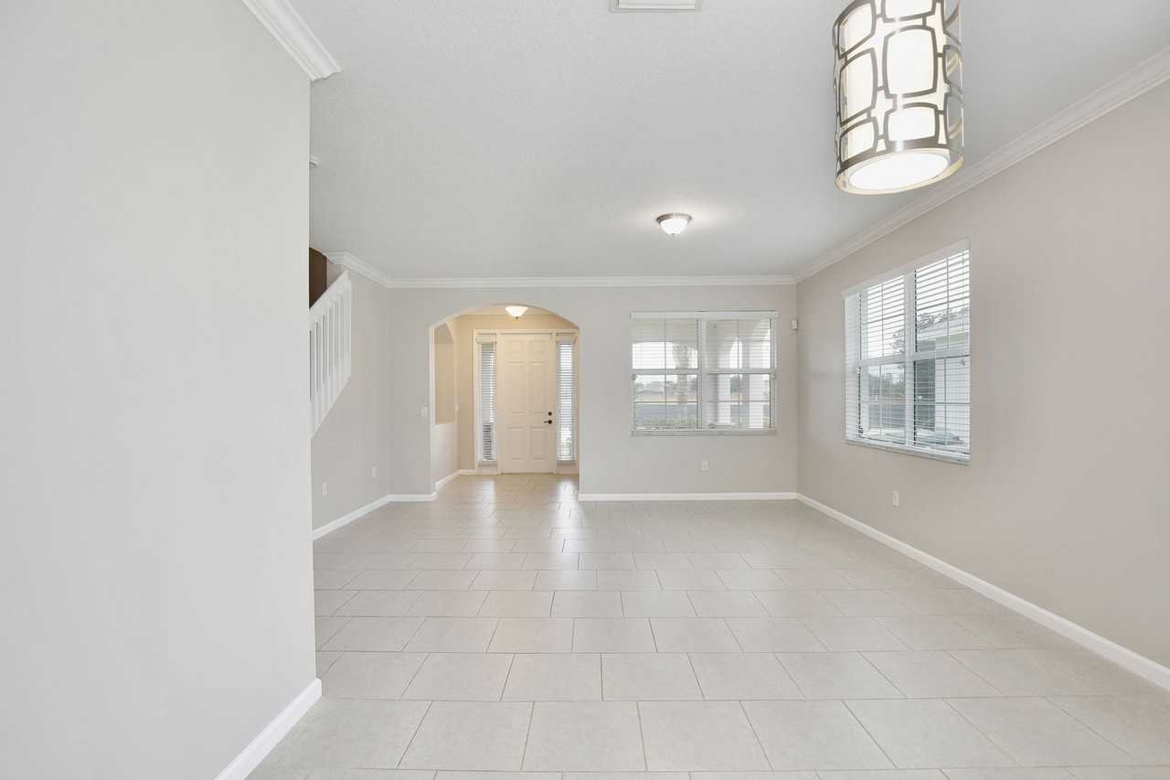 16005 Champlain St - Photo 4 of 29
