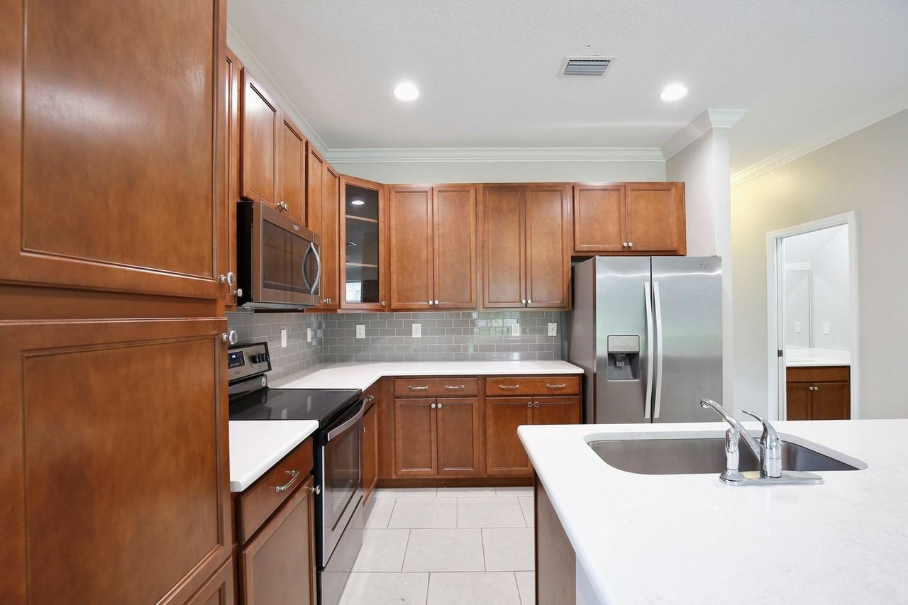 16005 Champlain St - Photo 5 of 29