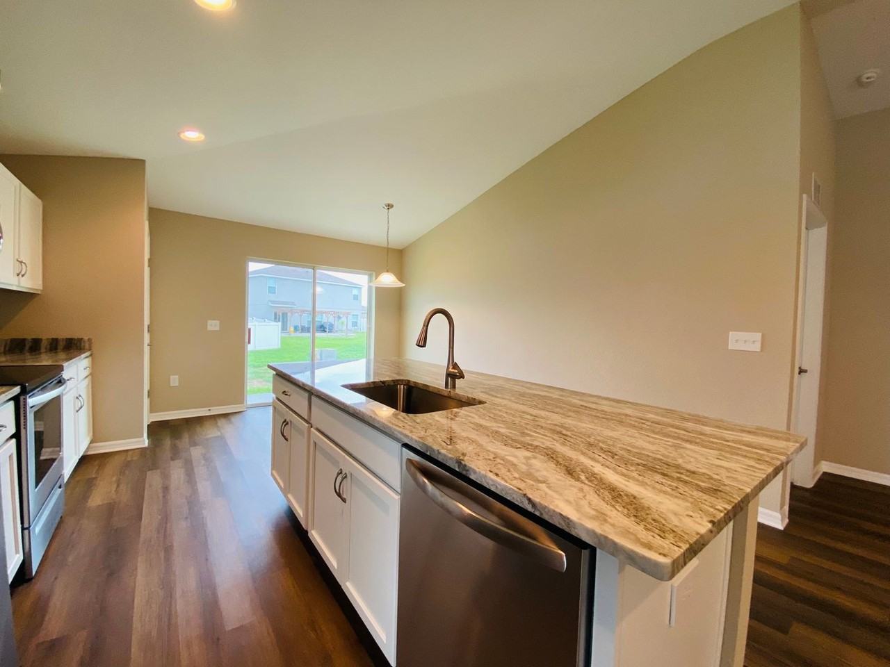 223 Hibiscus St - Photo 7 of 18