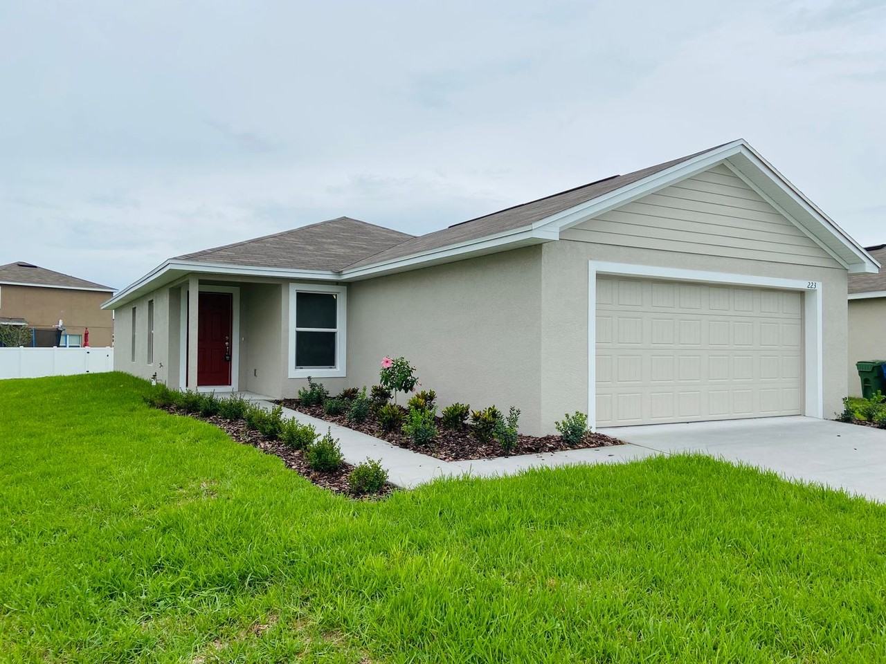 223 Hibiscus St - Photo 3 of 19