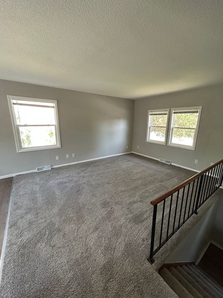 4377 Oxford Dr - Photo 2 of 14