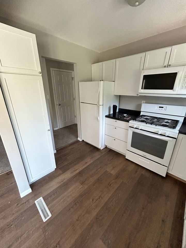 4377 Oxford Dr - Photo 5 of 14