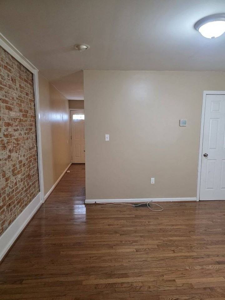 428 S Jackson St - Photo 4 of 25