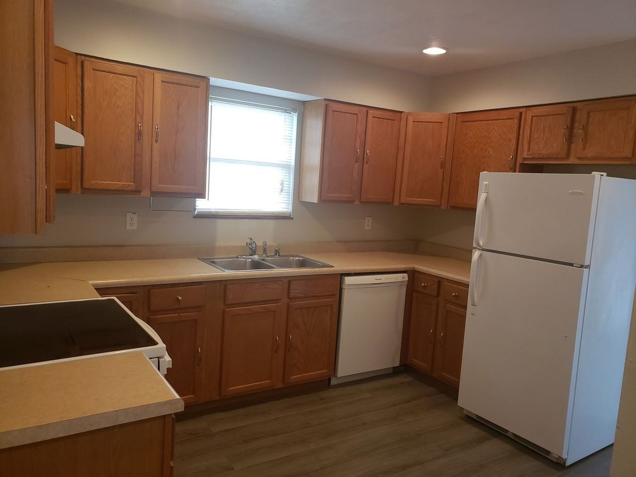 105 Creekside Ct - Photo 2 of 8