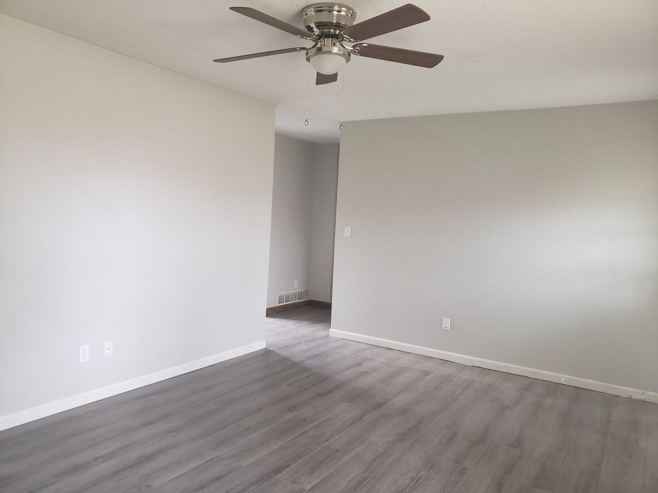 105 Creekside Ct - Photo 3 of 8