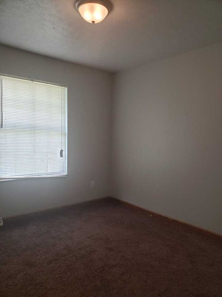 105 Creekside Ct - Photo 5 of 8