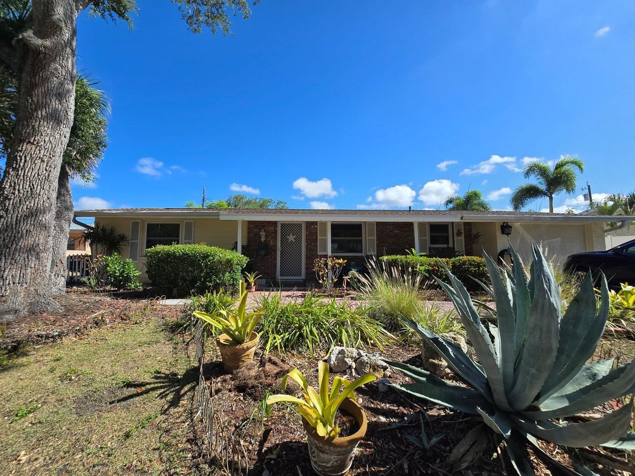 2441 Gulf Gate Dr - Photo 2 of 24