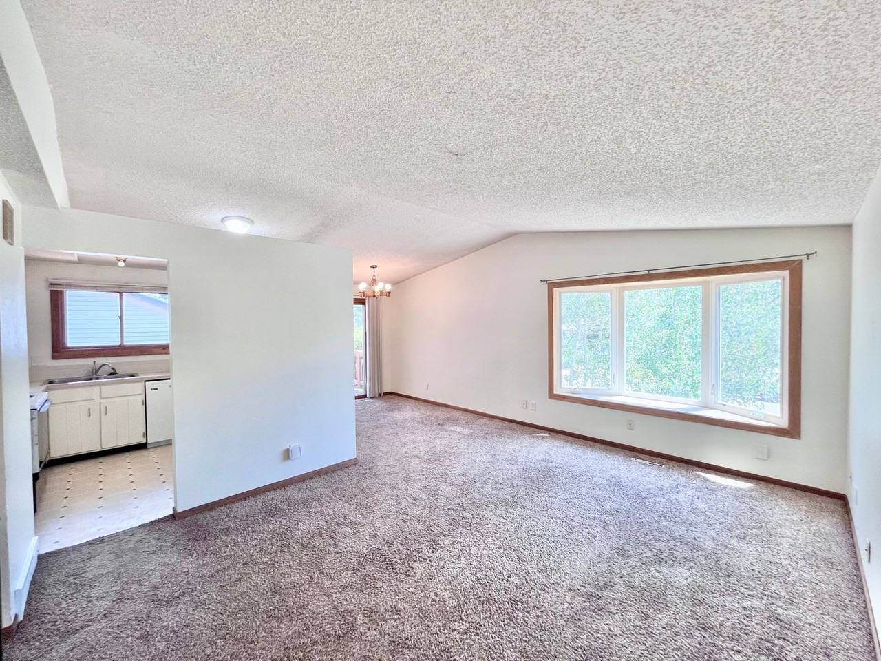 2493 Fleming Dr - Photo 2 of 16