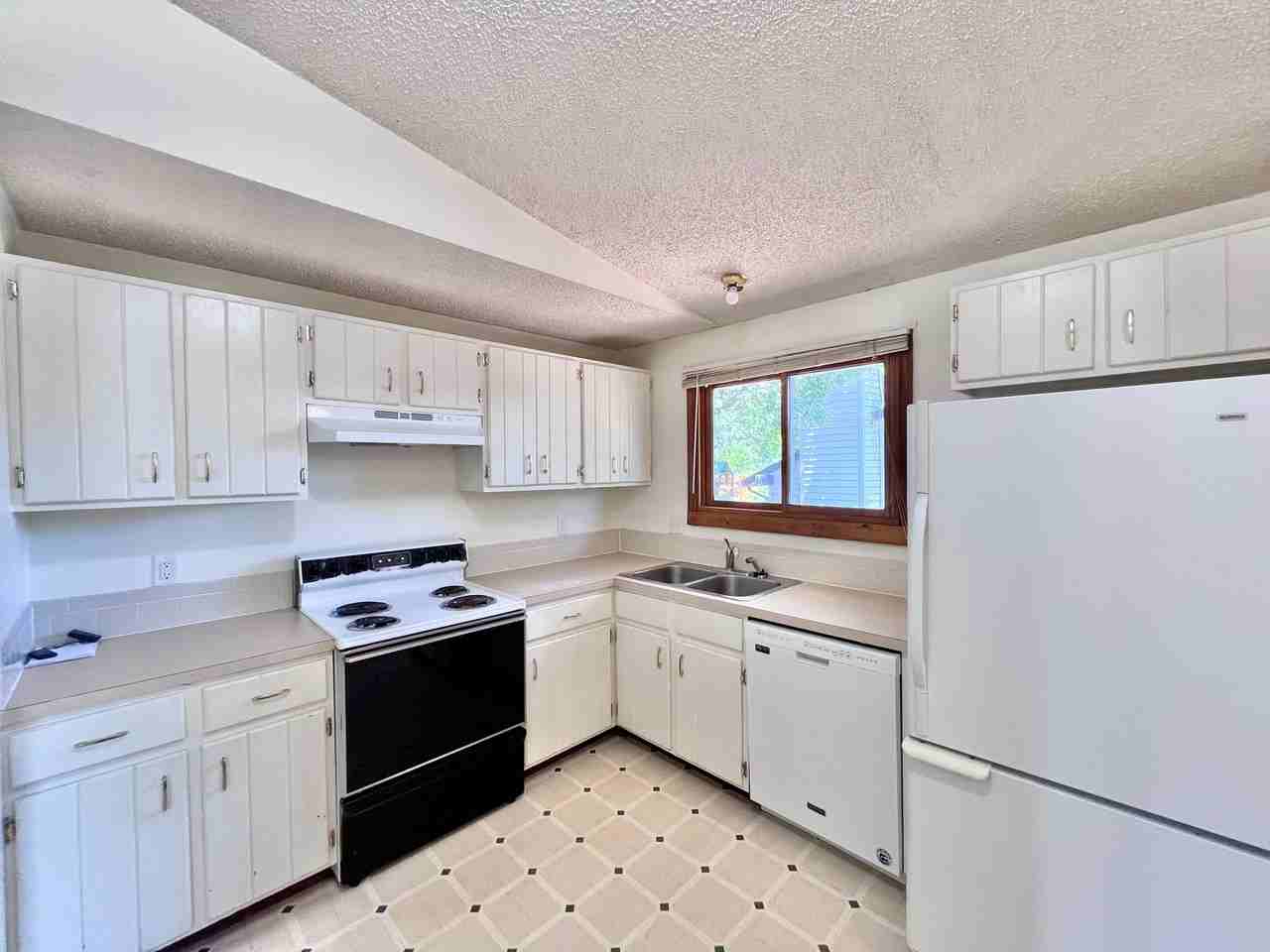 2493 Fleming Dr - Photo 4 of 16