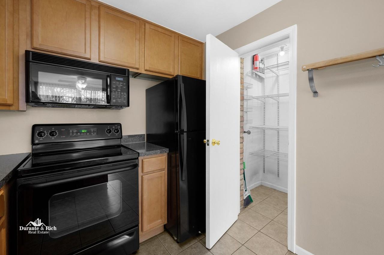 6010 Forest View Rd - Photo 5 of 10